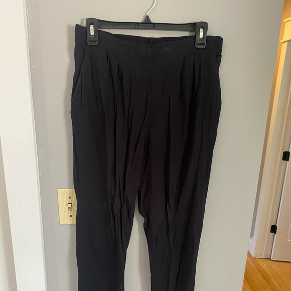 Black high waisted straight leg pleated pant - Picture 2 of 5